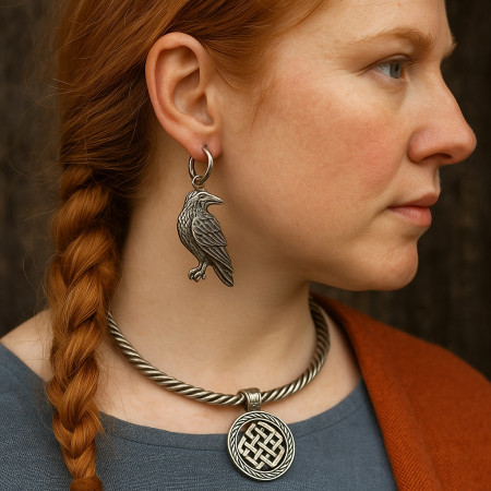Женские украшения в Скандинавии: от обручей до серьги с вороном