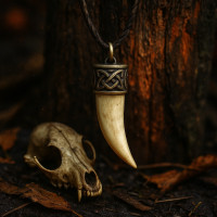 Талисман из зуба собаки: эксплуатация животных или древний обряд?