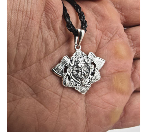 Викинг с топорами