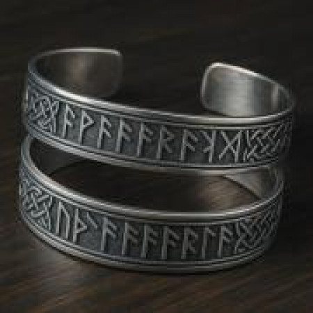 СЕРЕБРЯНЫЕ БРАСЛЕТЫ С РУНИЧЕСКИМИ НАДПИСЯМИ: МОЛЧАЛИВЫЕ ЗАКЛИНАНИЯ НА ЗАПЯСТЬЕ