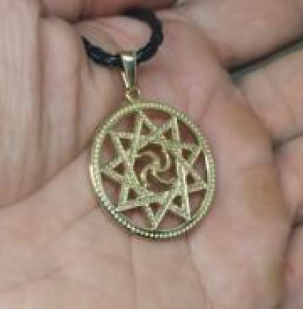 Кулон с символом Рода: когда кусок металла становится щитом предков
